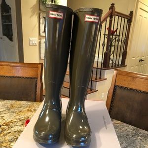 HUNTER tall Gloss Rain Boots in Army Green 8